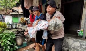 Gerak Cepat, TNI-Polisi Evakuasi Lansia Sakit yang Terjebak Banjir di Juwana Pati