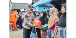 Kapolda Jateng dan Pangdam Beri Bantuan Warga Terdampak Banjir di Jepara