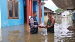 Warga Terdampak Banjir di Kedungpancing Terima Bantuan Nasi Bungkus: “Sangat Berarti Selama Puasa”