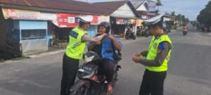 Polres Sukamara Beri Himbauan Keselamatan Berkendara pada Pengendara