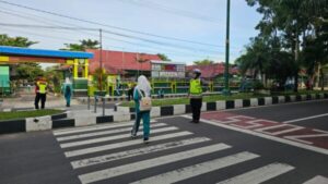 Bantu Pelajar saat Menyeberang, Sat Lantas Polres Sukamara Prioritaskan Keselamatan