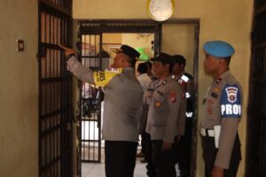 Kapolres Lamandau Berdialog Dengan Para Tahanan saat Cek Ruang Tahanan