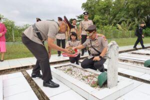 Polda Kalteng Ziarah & Tabur Bunga di TMP Sanaman Lampang di HUT ke-29