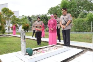 HUT ke-29, Polda Kalteng Ziarah & Tabur Bunga di TMP Sanaman Lampang