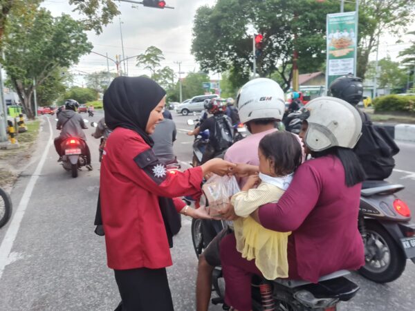 Berbagi Bersama Mahasiswa UMP, Polda Kalteng Membagikan Takjil Untuk Masyarakat