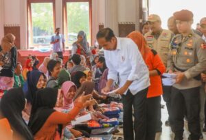 Meninjau Langsung Banjir di Demak, Jokowi: Tanggul Jebol Sungai Wulan 16 Meter Sudah Ditutup