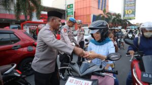 Bersama Bhayangkari, Kapolres Sukoharjo Bagikan Takjil