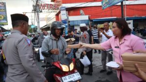 Jelang Buka Puasa, Kapolres Sukoharjo Bagikan Takjil untuk Masyarakat