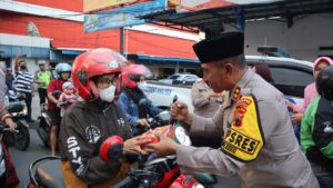 Berkah Ramadhan, Kapolres Sukoharjo Bagikan Takjil untuk Masyarakat