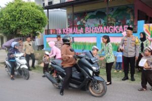 Bagikan Takjil, TK Kemala Bhayangkari Polres Lamandau Berbagi Berkah