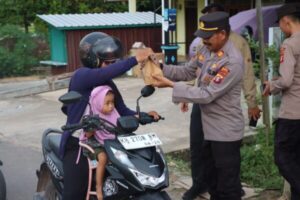 Murid TK Kemala Bhayangkari Polres Lamandau Bagikan Takjil pada Pengendara