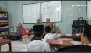 Meskipun sibuk dengan tugas-tugas kepolisian, ia masih menyempatkan waktu untuk mengajar dan mengasuh santri di TPQ Arroyan RPB, bahkan menjadi kepala sekolah.