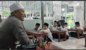 Mereka juga mengadakan kegiatan berbuka bersama di TPQ tersebut, diawali dengan ngaji bersama, dilanjutkan dengan sholat maghrib dan sholat isya tarawih.