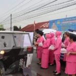 Wujud Kebersamaan Di Bulan Ramadhan, Bhayangkari Humbahas Bagi Takjil