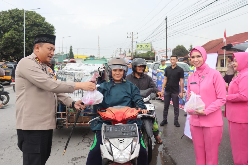 Bersama Bahayangkari Kapolres Humbahas Bagikan Takjil