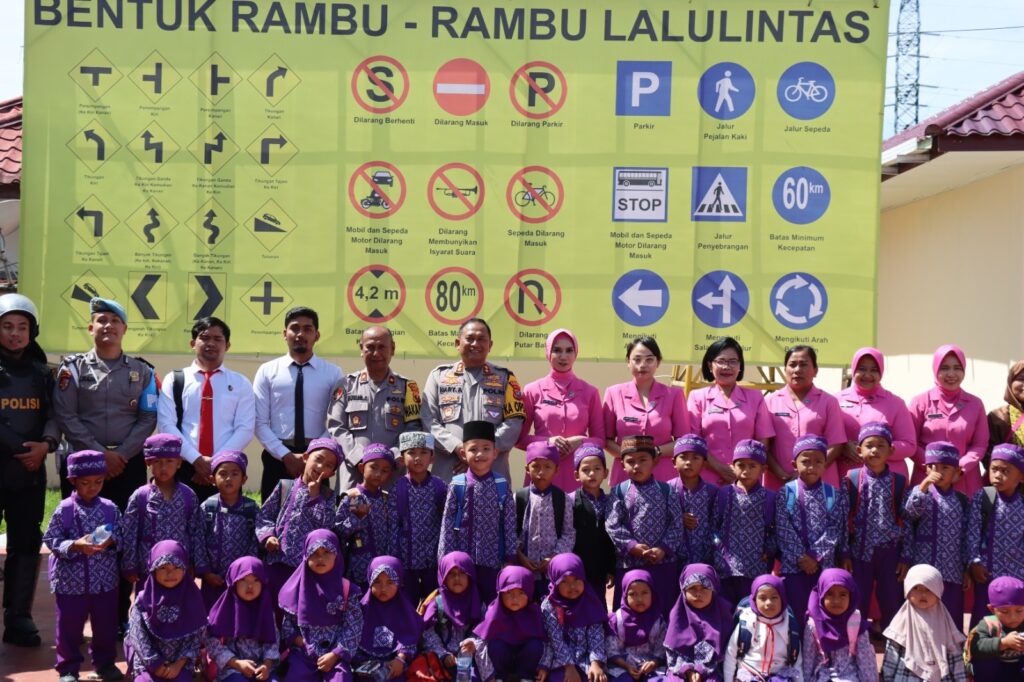 Polres Humbahas Perkenalkan Rambu Lalu Lintas pada Murid TK. RA Naylah Salma Sihite