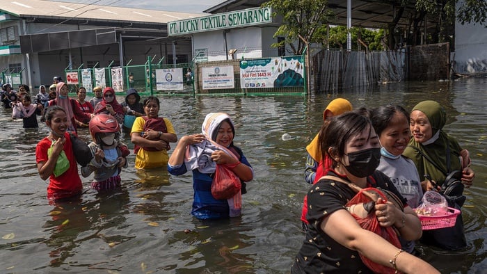 Antarafoto Kondisi Banjir Rob Di Kawasan Industri Pelabuhan Tanjung Emas Semarang 270522 Ast 6 Ratio 16x9