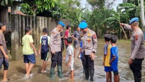 Bidpropam Polda Jateng Turun Langsung Membantu Warga Jepara yang Kebanjiran