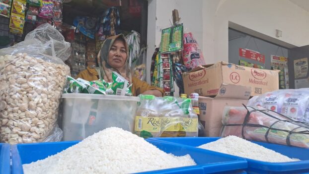 Damini 50 Pedagang Beras Di Pasar Johar Kota Semarang Foto 2 J9lz