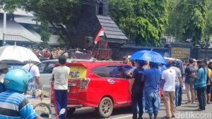 Sebagian Jalan Pahlawan Semarang Sempat Ditutup : Ada Demo Sopir Taksi Online