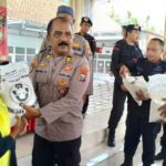 Ditpamobvit Polda Jatim Menyalurkan Paket Sembako Kepada Warga Desa Pesanggaran Di Kawasan Tambang Emas Pt Bsi 169