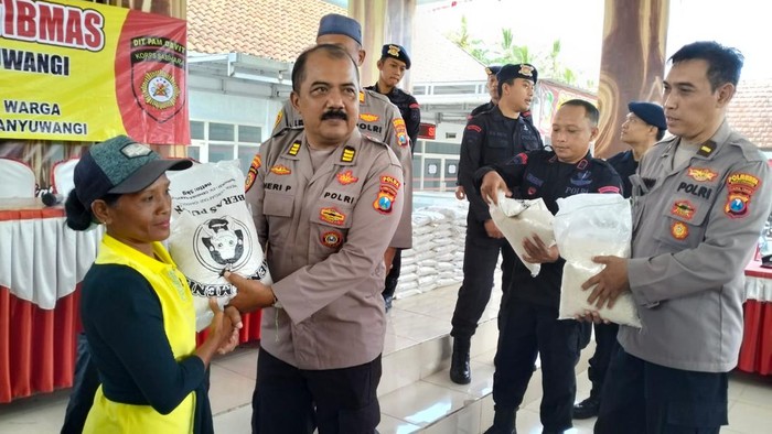 Ditpamobvit Polda Jatim Menyalurkan Paket Sembako Kepada Warga Desa Pesanggaran Di Kawasan Tambang Emas Pt Bsi 169