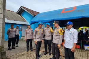 Puluhan anggota Polres Jepara bantu dapur umum korban banjir