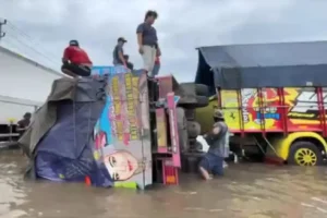 Dramatis! Sopir Ramai-ramai Evakuasi Truk Terguling di Banjir Kaligawe Semarang