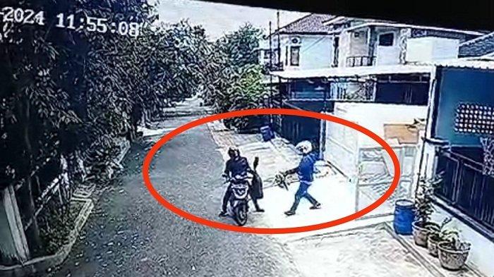 Dua Pria Bergitar Terekam Kamera Cctv Mencuri Alat Proyek Di Banyumanik Kota Semarang