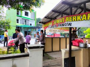 Polsek Pancur Rutin Gelar Warung Jum’at Berkah dan Bagikan Makanan