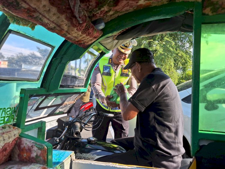 VIDEO: Ditlantas Polda Aceh Bagikan Takjil Gratis Selama Ramadan