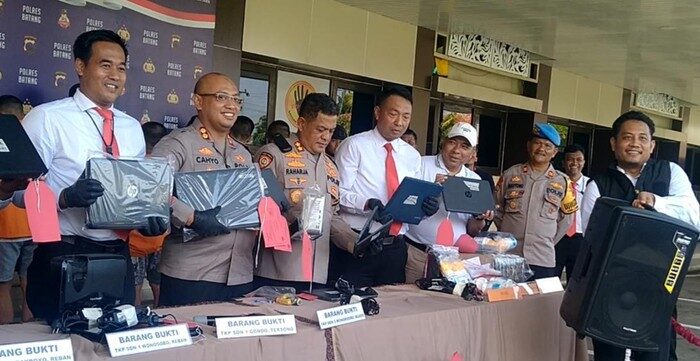 Jajaran Polres Batang Menunjukkan Barang Bukti Hasil Pencurian Di 11 Sekolah Jumat 132024 169