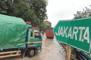 Jalan Pantura Kendal Terendam Banjir, Jalur Lalu Lintas Macet Panjang