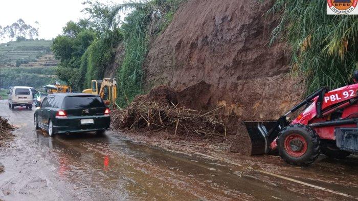 Jalan Yang Tertutup Longsor Di Jalan Dieng Turut Desa Dieng Wetan