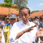 Jokowi Saat Tinjau Banjir Di Demak Dok Youtube Sekretariat Presiden 1 169