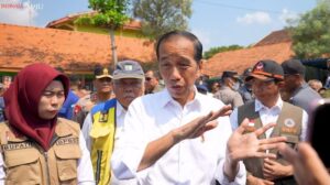 Potret Jokowi Temui Korban Terdampak Banjir Demak