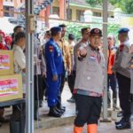 Kapolda Jateng Meninjau Tempat Pengungsian Banjir Pekalongan