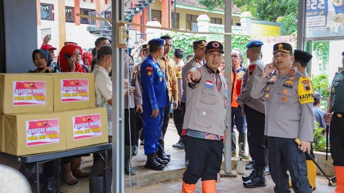 Kapolda Jateng Meninjau Tempat Pengungsian Banjir Pekalongan