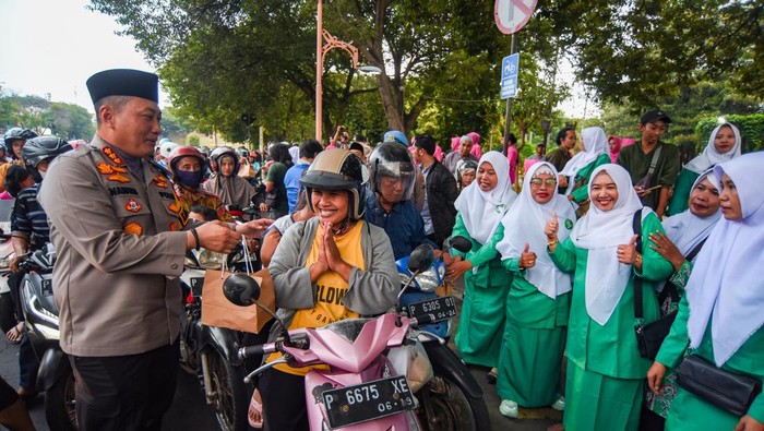 Kapolresta Banyuwangi Kombes Nanang Dan Ibu Ibu Fatayat Membagikan Takjil 169