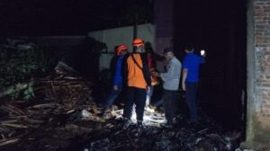 Warga Kemangkon Purbalingga Tertimpa Kayu saat Rumahnya Kebakaran