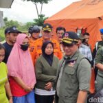 Kepala Bnpb Letjen Suharyanto Saat Memberikan Bantuan Ke Korban Banjir Di Kota Semarang Minggu 1732024 43