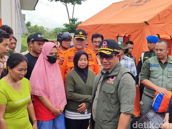 Kepala Bnpb Letjen Suharyanto Saat Memberikan Bantuan Ke Korban Banjir Di Kota Semarang Minggu 1732024 43