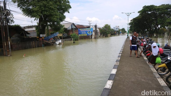 Kondisi Banjir Di Ruas Jalur Pantura Karanganyar Demak Berangsur Surut Kamis 2132024 3 169