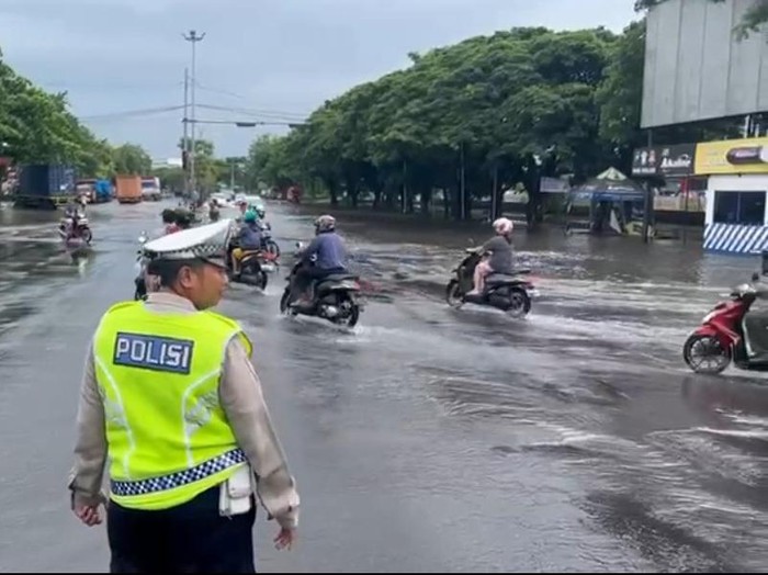 Kondisi Di Traffic Light Puri Anjasmoro Semarang Pukul 0930 Wib Kamis 1432024 43