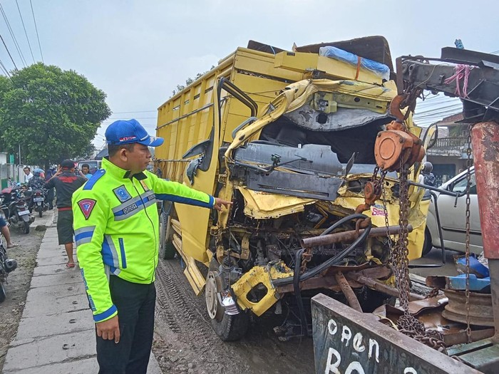 Kondisi Truk Yang Mengalami Kecelakaan Adu Banteng Di Jalan Jatilawang Rawalo Jatilawang Kabupaten Banyumas Jumat 1532024 Pagi 43