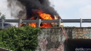 Mobil Warga Sukoharjo Terbakar di Jalan Tol Wilayah Boyolali, Begini nasib Sopir