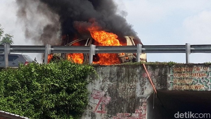 Mobil Terbakar Di Tol Boyolali 2 169