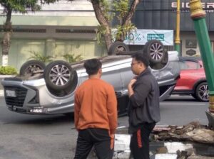 Tabrak Tiang Lampu, Mobil Avanza Terguling di Jalan Pemuda Klaten