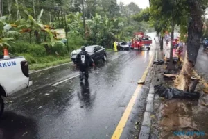 Akibat Hujan Deras, Dua Mobil Selip dan Terguling di JlS Salatiga