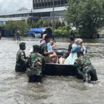 Pasien Rsi Sultan Agung Dievakuasi Dengan Truk Tni Karena Banjir Di Kaligawe Semarang 2 169